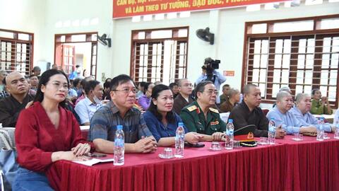 Tiếp thêm động lực để người dân vùng lũ ổn định cuộc sống