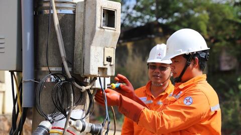 Nắng nóng gia tăng, EVNSPC hướng dẫn cách tránh hóa đơn tiền điện tăng cao