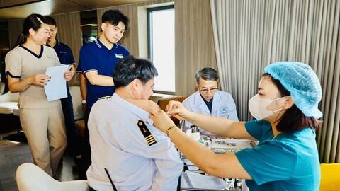 Đưa bác sĩ đến doanh nghiệp khám sức khỏe cho công nhân