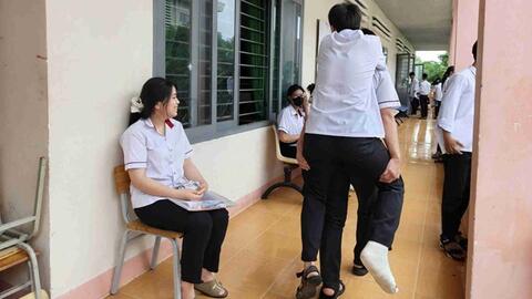 Xúc động hình ảnh nam sinh cõng bạn gãy chân đến phòng thi