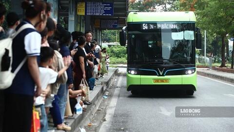 Hà Nội đẩy mạnh chuyển đổi sang xe buýt điện, hơn 280 xe đã đưa vào vận hành