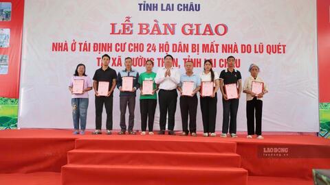 Lai Châu bàn giao nhà tái định cư cho 24 hộ dân mất nhà sau lũ quét