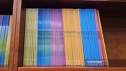 Phụ huynh ở Hà Nội đến nhiều cửa hàng nhưng chưa mua đủ sách giáo khoa cho con