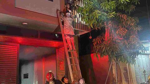 Cháy nhà 6 tầng ở Hà Nội, cảnh sát phá "chuồng cọp" cứu người