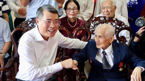 Thủ tướng Lê Minh Hưng thăm gia đình có công với cách mạng tại Hải Phòng