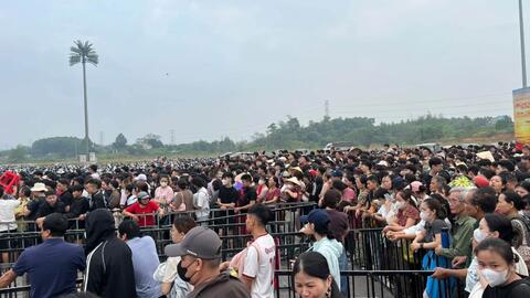 Hàng nghìn người thức xuyên đêm chờ nhận vé concert "Nối vòng tay lớn" ở Thái Nguyên