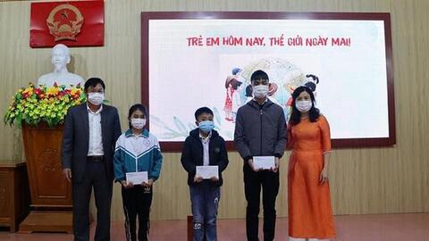 Điện lực Quảng Bình nhận đỡ đầu 5 trẻ em mồ côi có hoàn cảnh khó khăn