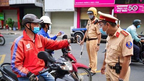 Băn khoăn CSGT mặc thường phục xử lý vi phạm