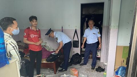 Hà Nội: Phát hiện pháo hoa giả mạo hàng hóa của Công ty Z121, tập kết trong chung cư mini