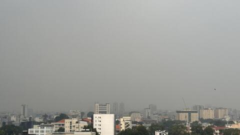 Bầu trời TP HCM mù mịt từ sáng sớm đến trưa