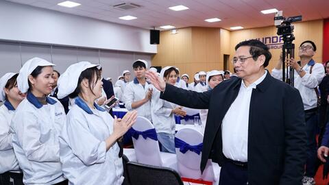 Thủ tướng thăm, tặng quà công nhân, người lao động Công ty Kefico