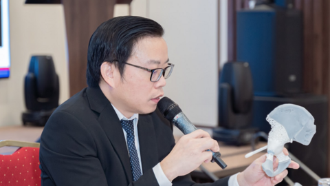 Bác sĩ tự thiết kế xương nhân tạo cứu bệnh nhân ung thư xương