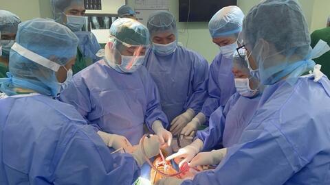 Lần đầu tiên thực hiện thay khớp gối chuôi dài điều trị bướu xương