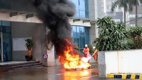 Các lực lượng phối hợp diễn tập chữa cháy, cứu nạn