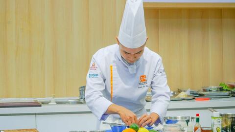 Cảm phục nghị lực vươn lên của đầu bếp 9X mất 2 ngón tay