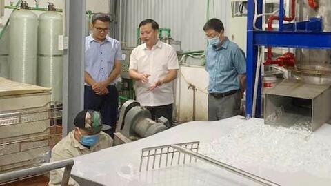 Nguy hiểm rình rập từ nước đá không đảm bảo