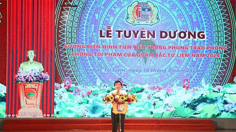 Trao thưởng cho 10 gương điển hình tiên tiến trong phòng, chống tội phạm