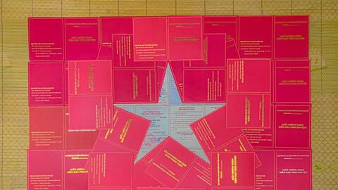 "Chàng trai một tay" vẽ cờ Tổ quốc từ giấy chứng nhận hiến máu