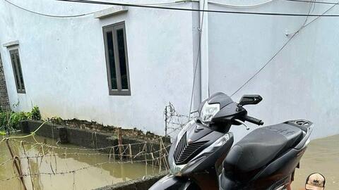 Thanh niên các vùng trũng hỗ trợ người dân phòng, chống lũ lụt