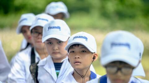 Học sinh thích thú khám phá trang trại, nhà máy "xanh" sản xuất ra hộp sữa Vinamilk