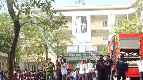 Học sinh thực hành trải nghiệm phòng cháy, chữa cháy