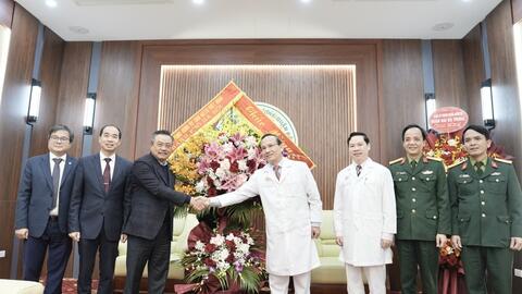 Lãnh đạo TP Hà Nội chúc mừng Bệnh viện Trung ương Quân đội 108