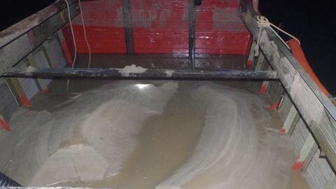 Bắt quả tang 3 đối tượng khai thác cát trái phép trên sông Thạch Hãn