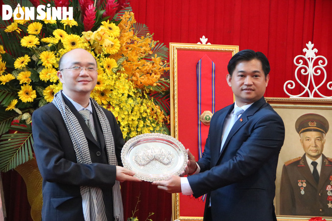 Nguyên Thứ Trưởng thường trực đầu tiên Bộ Lao động - Thương binh và Xã hội nhận 'Huân chương Hoàng gia Sahametrei hạng Nhất' - Ảnh 4. Nguyên Thứ Trưởng thường trực đầu tiên Bộ Lao động - Thương binh và Xã hội nhận 'Huân chương Hoàng gia Sahametrei hạng Nhất' - Ảnh 4.