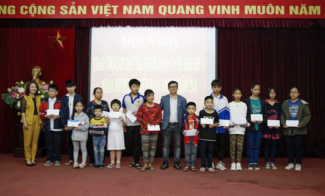 Hà Nội: Trao166 suất quà cho trẻ em có hoàn cảnh khó khăn nhân dịp Tết Canh Tý 2020 - Ảnh 4. Hà Nội: Trao166 suất quà cho trẻ em có hoàn cảnh khó khăn nhân dịp Tết Canh Tý 2020 - Ảnh 4.