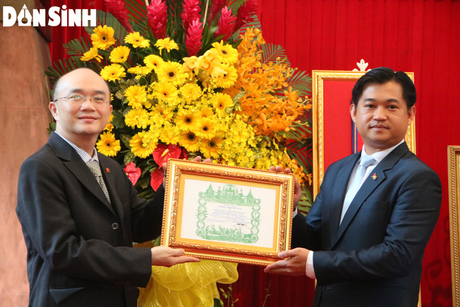 Nguyên Thứ Trưởng thường trực đầu tiên Bộ Lao động - Thương binh và Xã hội nhận 'Huân chương Hoàng gia Sahametrei hạng Nhất' - Ảnh 6. Nguyên Thứ Trưởng thường trực đầu tiên Bộ Lao động - Thương binh và Xã hội nhận 'Huân chương Hoàng gia Sahametrei hạng Nhất' - Ảnh 6.