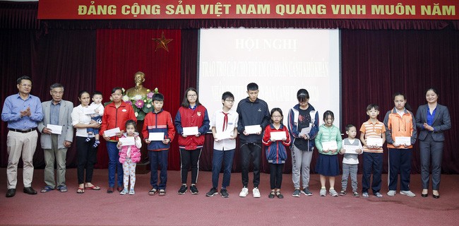 Hà Nội: Trao166 suất quà cho trẻ em có hoàn cảnh khó khăn nhân dịp Tết Canh Tý 2020 - Ảnh 2. Hà Nội: Trao166 suất quà cho trẻ em có hoàn cảnh khó khăn nhân dịp Tết Canh Tý 2020 - Ảnh 2.