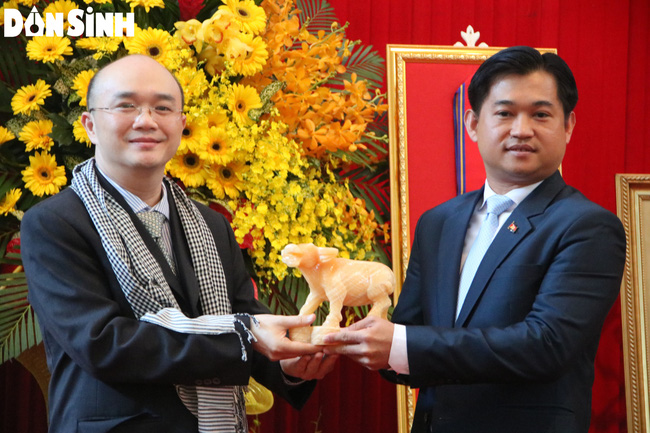 Nguyên Thứ Trưởng thường trực đầu tiên Bộ Lao động - Thương binh và Xã hội nhận 'Huân chương Hoàng gia Sahametrei hạng Nhất' - Ảnh 7. Nguyên Thứ Trưởng thường trực đầu tiên Bộ Lao động - Thương binh và Xã hội nhận 'Huân chương Hoàng gia Sahametrei hạng Nhất' - Ảnh 7.