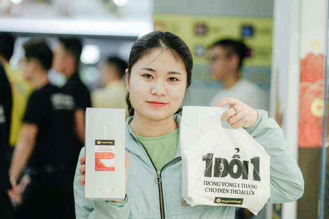 Nhiều bạn trẻ bất chấp trời mưa, xếp hàng thâu đêm chờ mua Reno2 F - Ảnh 5. Nhiều bạn trẻ bất chấp trời mưa, xếp hàng thâu đêm chờ mua Reno2 F - Ảnh 5.