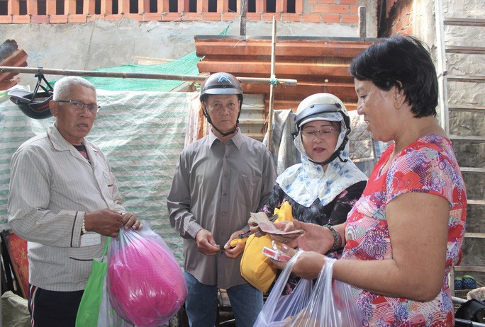 Nhà cháy rụi, vợ chồng già sống cảnh màn trời chiếu đất những ngày cận Tết - Ảnh 6. Nhà cháy rụi, vợ chồng già sống cảnh màn trời chiếu đất những ngày cận Tết - Ảnh 6.