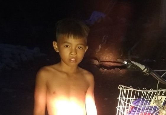 2 nam sinh liều mình lao xuống dòng lũ cứu người tàn tật bị cuốn trôi - Ảnh 2. 2 nam sinh liều mình lao xuống dòng lũ cứu người tàn tật bị cuốn trôi - Ảnh 2.
