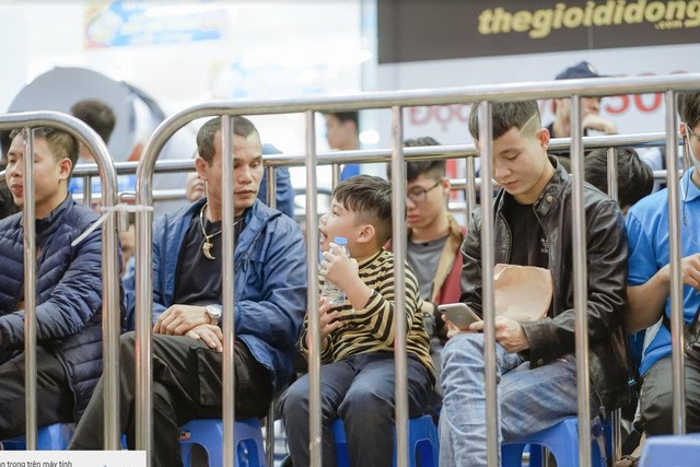 Nhiều bạn trẻ bất chấp trời mưa, xếp hàng thâu đêm chờ mua Reno2 F - Ảnh 3. Nhiều bạn trẻ bất chấp trời mưa, xếp hàng thâu đêm chờ mua Reno2 F - Ảnh 3.