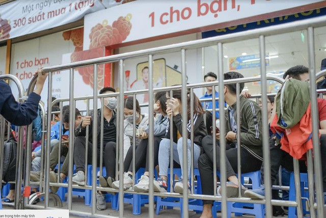 Nhiều bạn trẻ bất chấp trời mưa, xếp hàng thâu đêm chờ mua Reno2 F - Ảnh 1. Nhiều bạn trẻ bất chấp trời mưa, xếp hàng thâu đêm chờ mua Reno2 F - Ảnh 1.