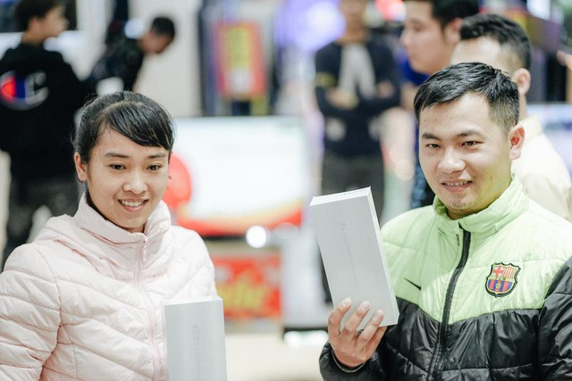 Nhiều bạn trẻ bất chấp trời mưa, xếp hàng thâu đêm chờ mua Reno2 F - Ảnh 4. Nhiều bạn trẻ bất chấp trời mưa, xếp hàng thâu đêm chờ mua Reno2 F - Ảnh 4.
