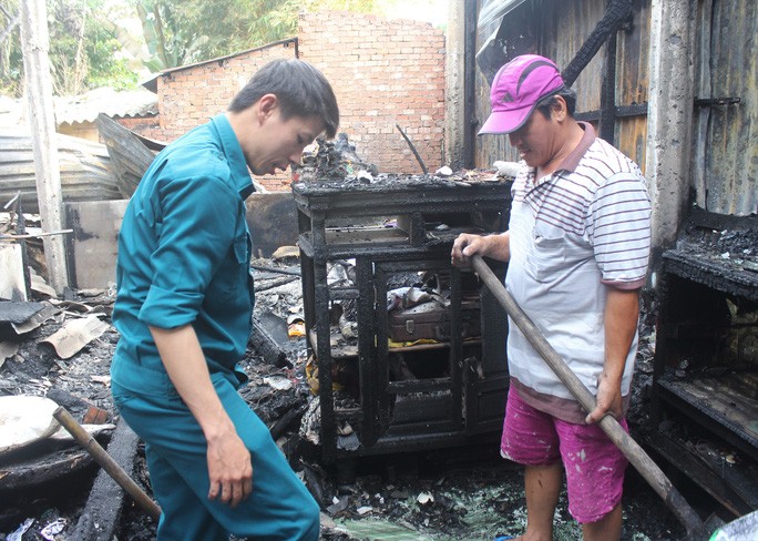 Nhà cháy rụi, vợ chồng già sống cảnh màn trời chiếu đất những ngày cận Tết - Ảnh 5. Nhà cháy rụi, vợ chồng già sống cảnh màn trời chiếu đất những ngày cận Tết - Ảnh 5.