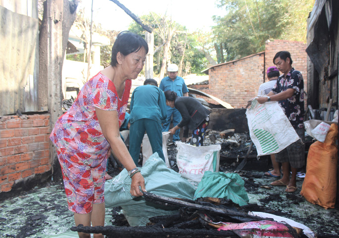 Nhà cháy rụi, vợ chồng già sống cảnh màn trời chiếu đất những ngày cận Tết - Ảnh 4. Nhà cháy rụi, vợ chồng già sống cảnh màn trời chiếu đất những ngày cận Tết - Ảnh 4.