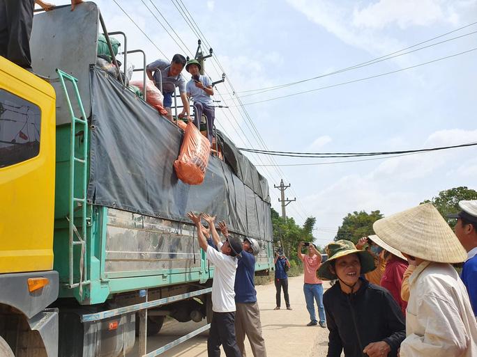 TP HCM tiếp nhận gần 500 tỉ đồng ủng hộ đồng bào bị thiên tai, phòng- chống Covid-19 - Ảnh 1. TP HCM tiếp nhận gần 500 tỉ đồng ủng hộ đồng bào bị thiên tai, phòng- chống Covid-19 - Ảnh 1.