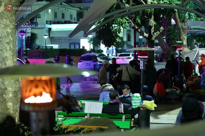 Người dân quây quần dưới 20 cây sưởi tỏa nhiệt trong bệnh viện giữa đêm đông buốt giá ở Hà Nội: Màn trời chiếu đất trông người bệnh, giờ đã ấm hơn rồi - Ảnh 14. Người dân quây quần dưới 20 cây sưởi tỏa nhiệt trong bệnh viện giữa đêm đông buốt giá ở Hà Nội: Màn trời chiếu đất trông người bệnh, giờ đã ấm hơn rồi - Ảnh 14.