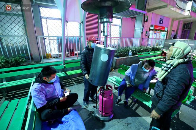 Người dân quây quần dưới 20 cây sưởi tỏa nhiệt trong bệnh viện giữa đêm đông buốt giá ở Hà Nội: Màn trời chiếu đất trông người bệnh, giờ đã ấm hơn rồi - Ảnh 15. Người dân quây quần dưới 20 cây sưởi tỏa nhiệt trong bệnh viện giữa đêm đông buốt giá ở Hà Nội: Màn trời chiếu đất trông người bệnh, giờ đã ấm hơn rồi - Ảnh 15.