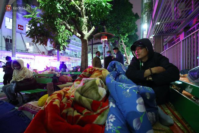 Người dân quây quần dưới 20 cây sưởi tỏa nhiệt trong bệnh viện giữa đêm đông buốt giá ở Hà Nội: Màn trời chiếu đất trông người bệnh, giờ đã ấm hơn rồi - Ảnh 12. Người dân quây quần dưới 20 cây sưởi tỏa nhiệt trong bệnh viện giữa đêm đông buốt giá ở Hà Nội: Màn trời chiếu đất trông người bệnh, giờ đã ấm hơn rồi - Ảnh 12.