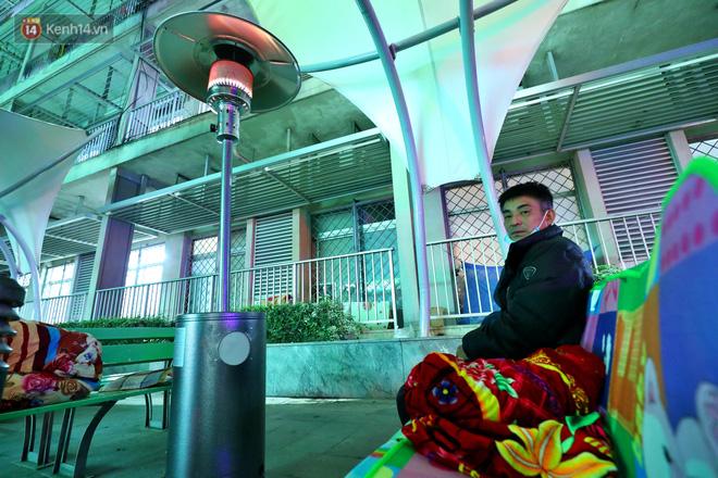 Người dân quây quần dưới 20 cây sưởi tỏa nhiệt trong bệnh viện giữa đêm đông buốt giá ở Hà Nội: Màn trời chiếu đất trông người bệnh, giờ đã ấm hơn rồi - Ảnh 3. Người dân quây quần dưới 20 cây sưởi tỏa nhiệt trong bệnh viện giữa đêm đông buốt giá ở Hà Nội: Màn trời chiếu đất trông người bệnh, giờ đã ấm hơn rồi - Ảnh 3.