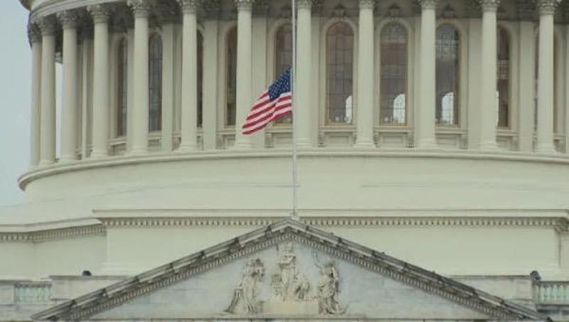 Tổng thống Donald Trump ra lệnh treo cờ rủ tưởng nhớ 2 sĩ quan thiệt mạng trong vụ bạo loạn