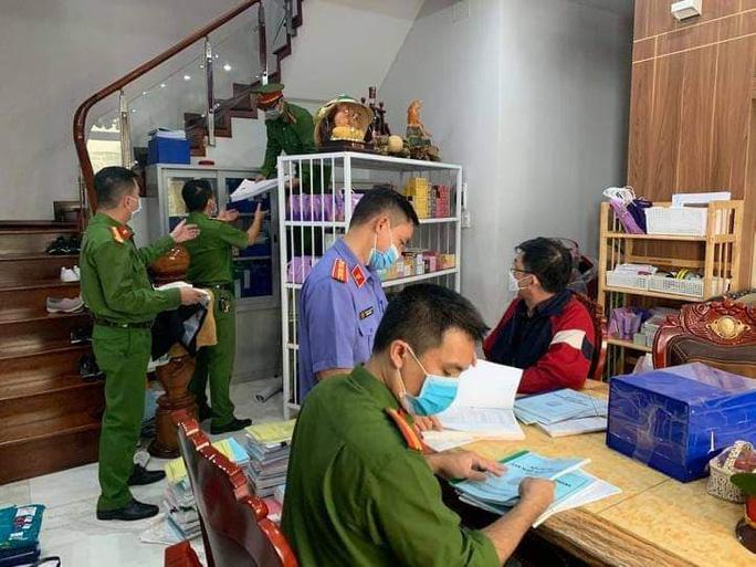 Cơ quan công an tiến hành khám xét nơi ở của các bị can