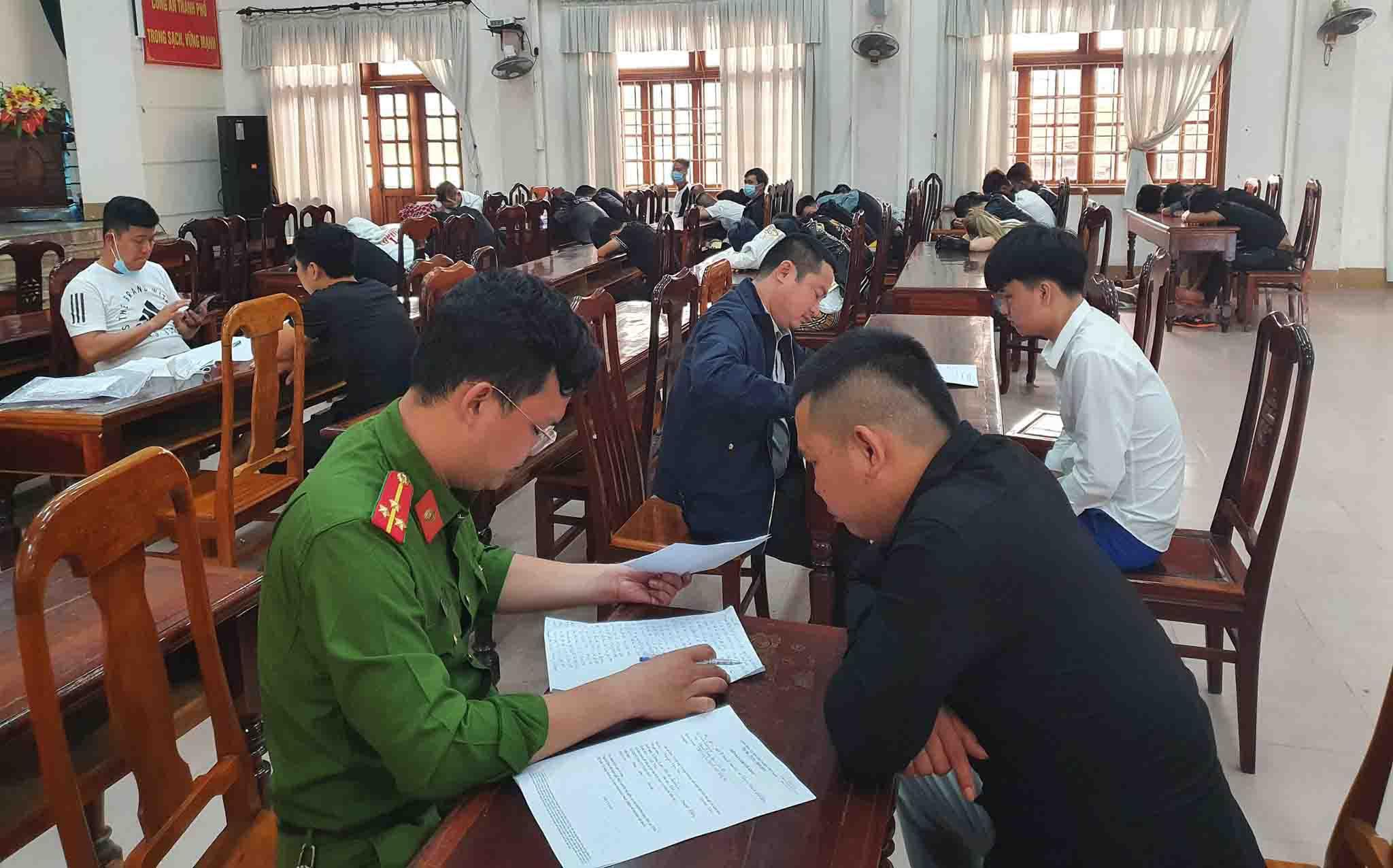 Công an đưa những người dương tính với chất ma túy về trụ sở. Ảnh: Công an TP Đông Hà.