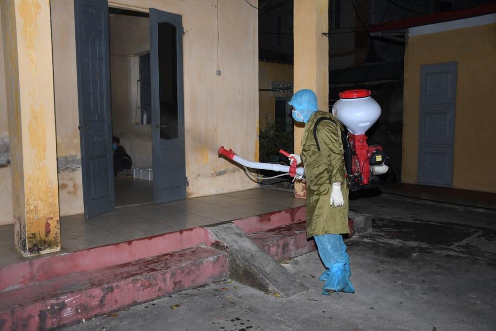 Khu vực Ga Dụ Nghĩa được phun khử khuẩn. Ảnh: Công an cung cấp.