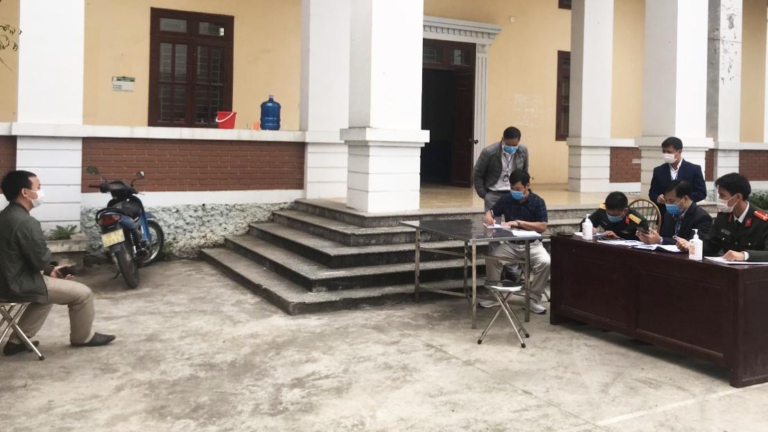 Ông Đ. (ngồi ghế bìa trái) bị lập biên bản xử phạt ngay tại khu cách ly. Ảnh: Báo Bắc Giang.